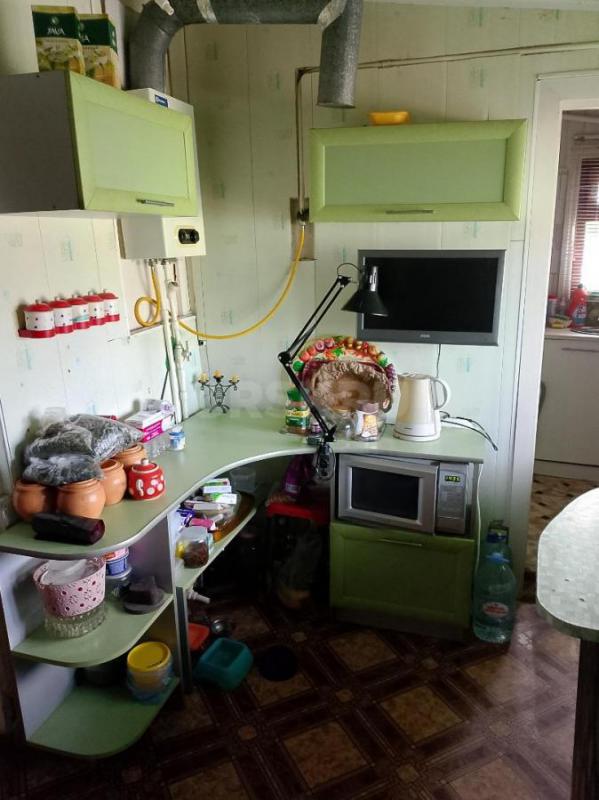 Кухонный гарнитур б/у ,2-а стола,3тумбы,2 навесных шкафа,по индивидуальному заказу для нестандартной - Орск