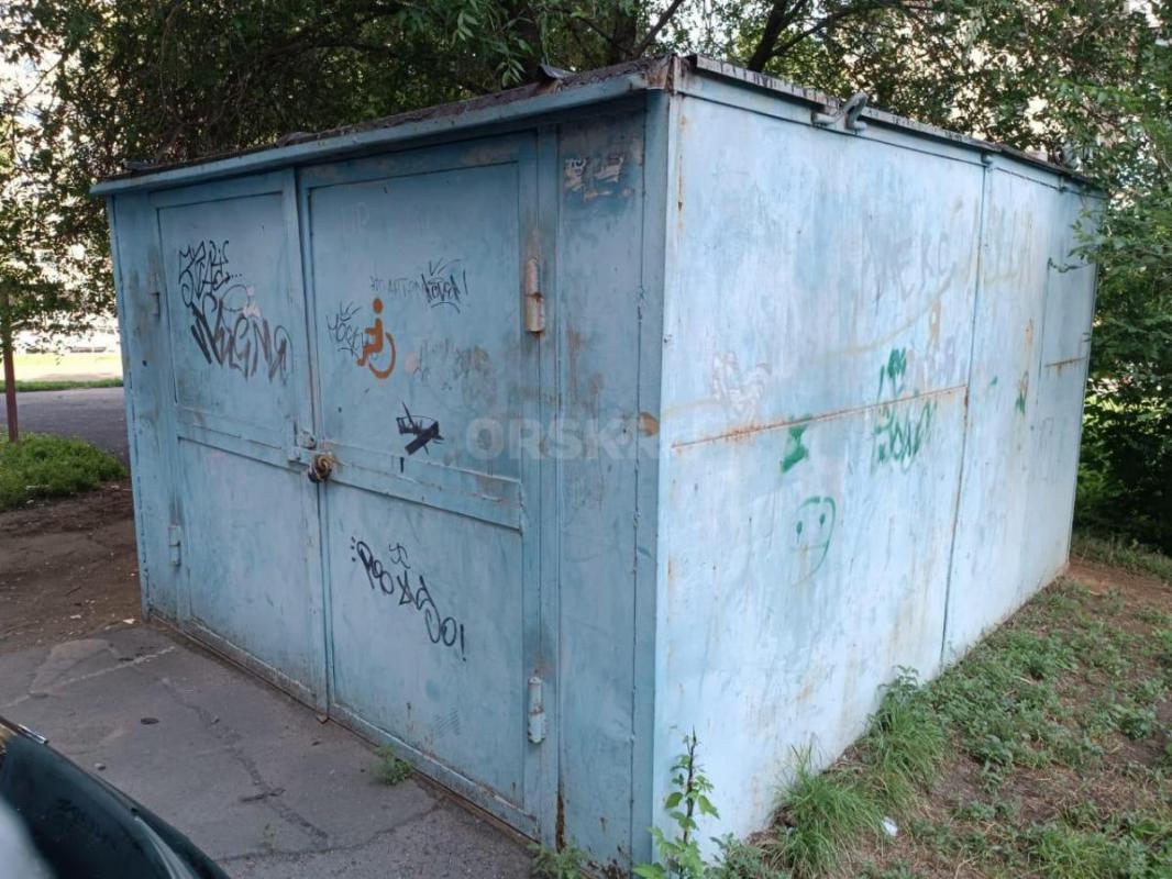 Металлический гараж 3м*4м каркасный расположен во дворе дома ул. - Орск