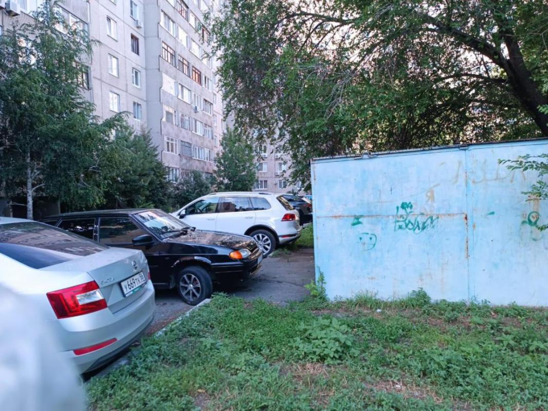 Металлический гараж 3м*4м каркасный расположен во дворе дома ул. - Орск