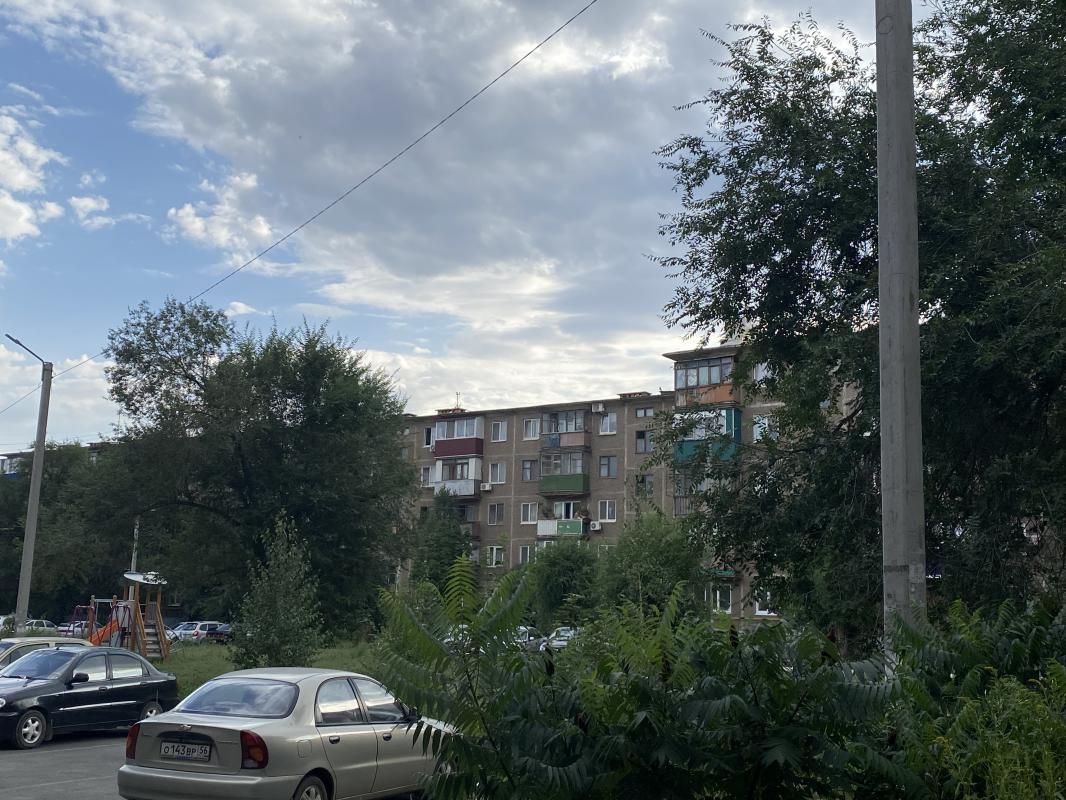Продается 1 комнатная квартира,ул Марии Корецкой,не угловая,окна пластиковые,состояние требует небол - Новотроицк