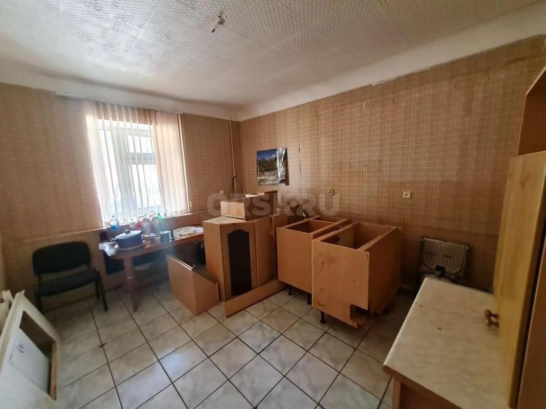Продам просторную 5-ти комнатную квартиру, расположенную на 1-м этаже добротного 2-х этажного дома п - Орск