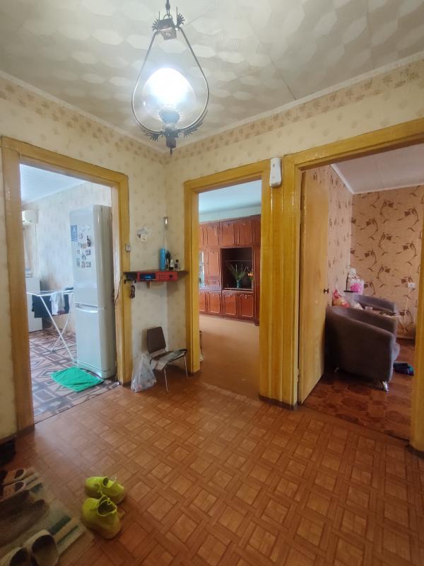 Продаётся уютная трёхкомнатная квартира площадью 61.2 квадратных метра, расположенная на улице Зелён - Новотроицк