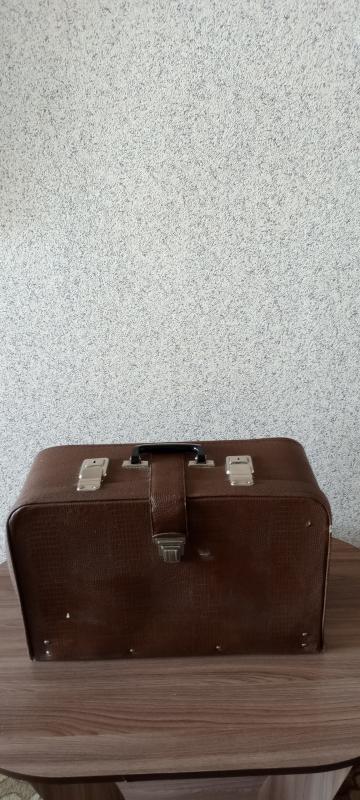 Продаётся б/у швейная машинка в чемодане Подольск 2М электрическая. - Новотроицк
