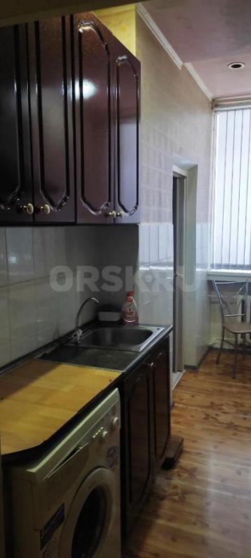Продам 3-х комнатную квартиру в кирпичном доме на первом этаже по пер. - Орск
