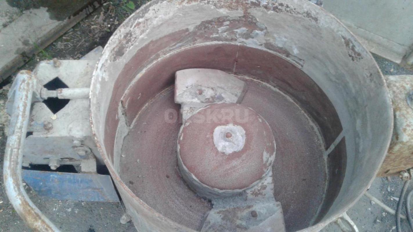 вертикальную бетономешалку (принудительного типа), 380 вольт, почти новая.
сама ёмкость неподвижна - Орск