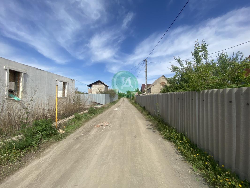 Продам участок в живописном районе - Зеленхоз- Газ по границе;- Электричество заведено на участок;- - Орск