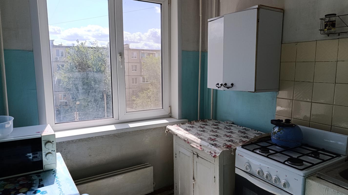 Продается 2-комнатная квартира, требующая ремонта, на 4 этаже пятиэтажного панельного дома по улице - Гай