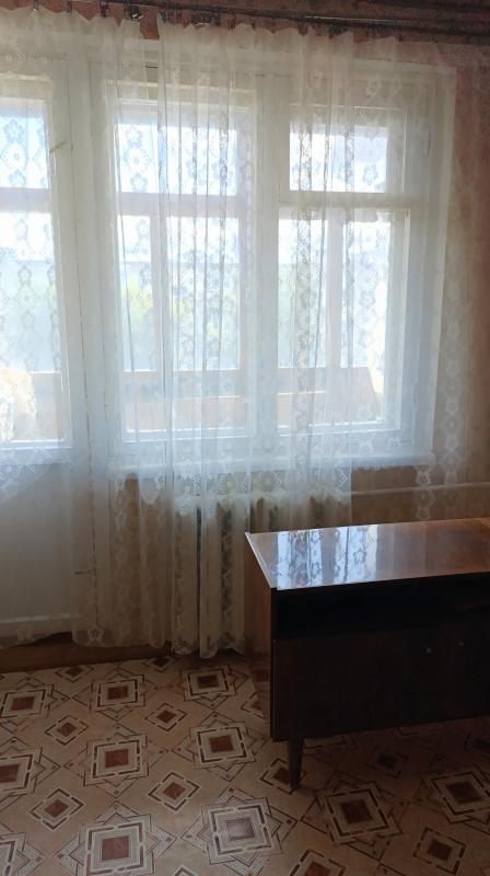 Продается 2-комнатная квартира, требующая ремонта, на 4 этаже пятиэтажного панельного дома по улице - Гай