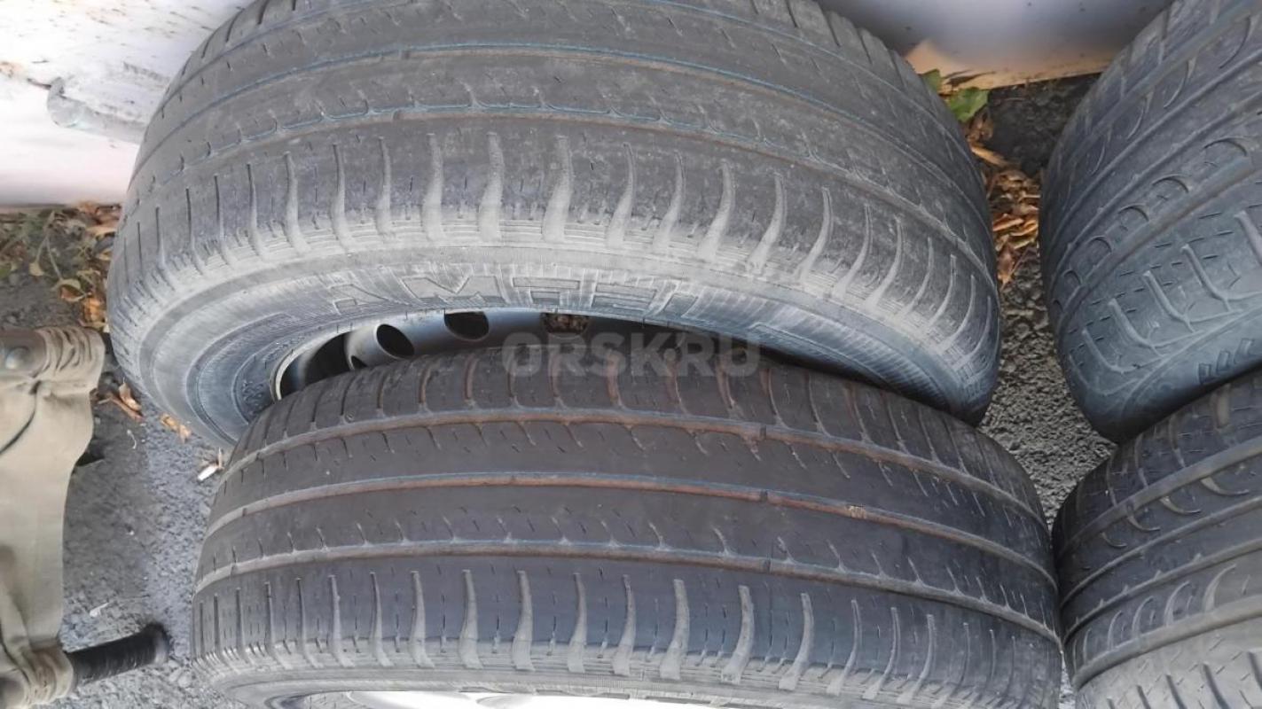 Продам летнюю резину на отличных реновских родных дисках, 4×100, два болона Амтел, докатать сезон,дв - Орск