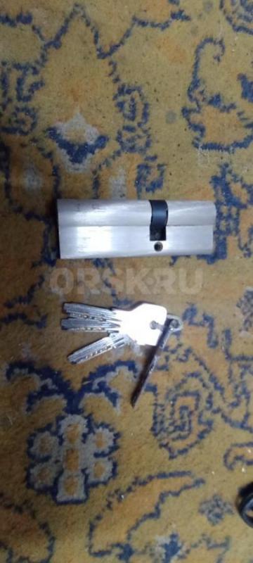 Продам 2 новых замка с ключами. - Орск