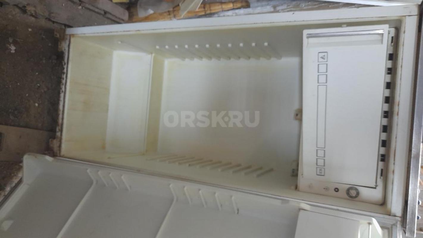 холодильник  .  старенький холодильник юрюзань -5000.   старый позис-5000.  самсунг серебристый -110 - Орск