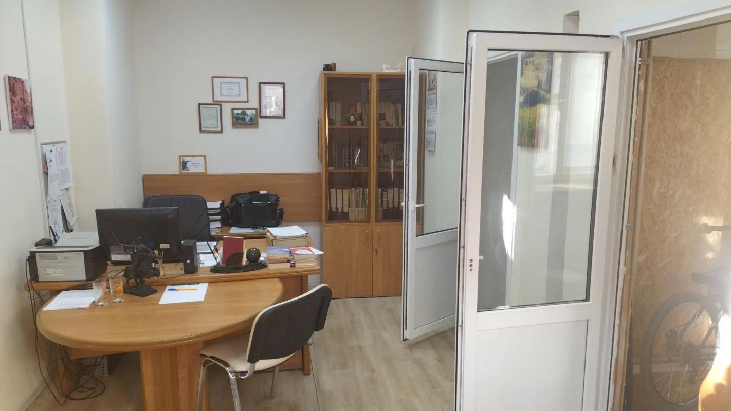 Продается помещение на первом этаже  жилого дома, с выходом на ул. - Новотроицк